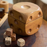 fm0321 peca decorativa pote dado em madeira natural 12cm btc ambiental