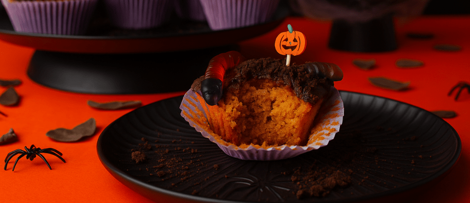 Cupcake Halloween de Chocolate com Minhocas de Gelatina