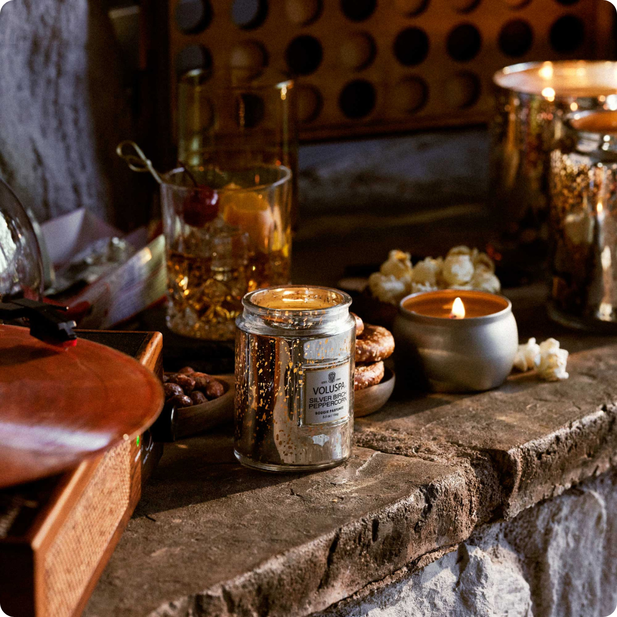 68718 mini vela em pote de vidro silver birch peppercorn 50h voluspa ambiental 1