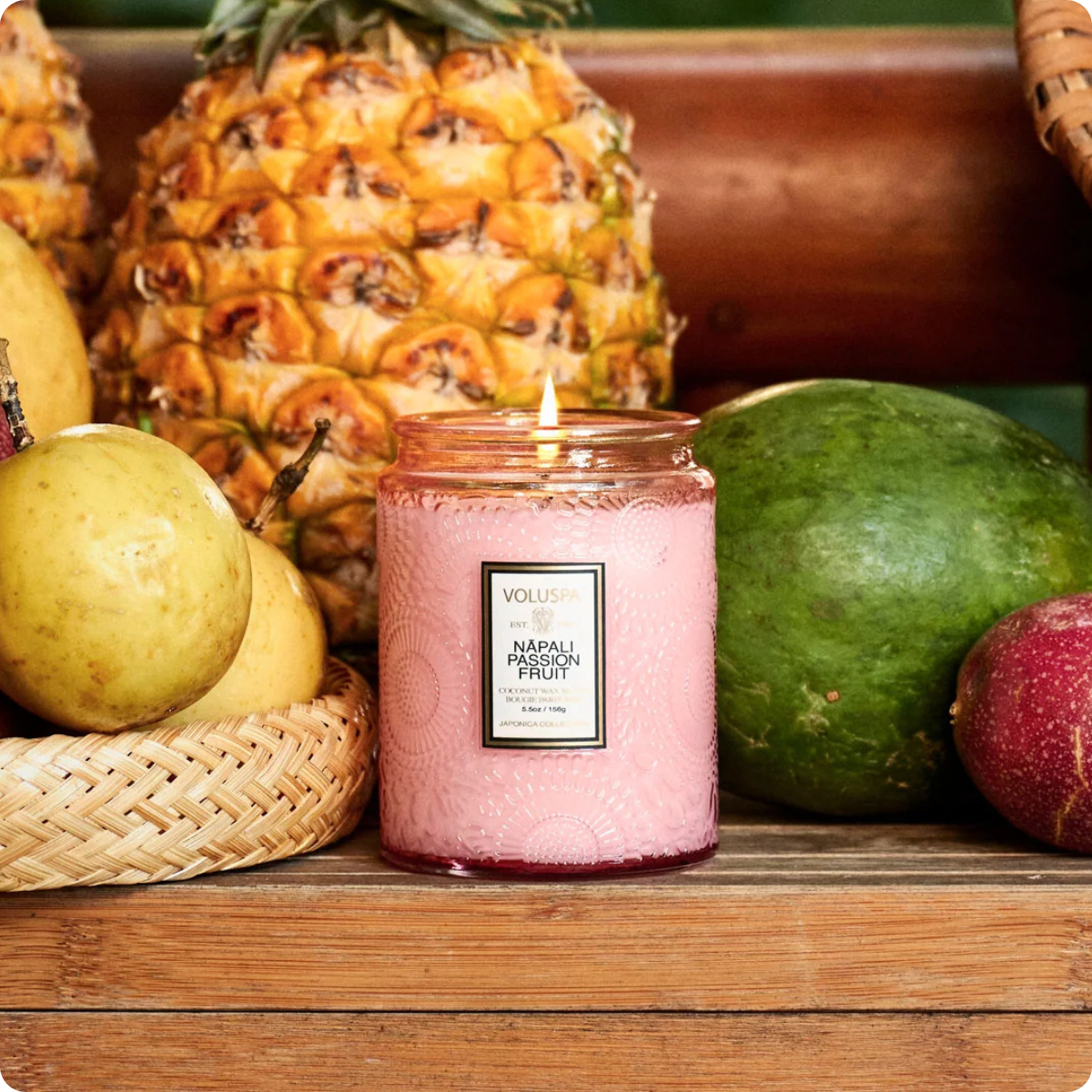 73543 vela em pote de vidro napali passion fruit 50h voluspa ambiental 2