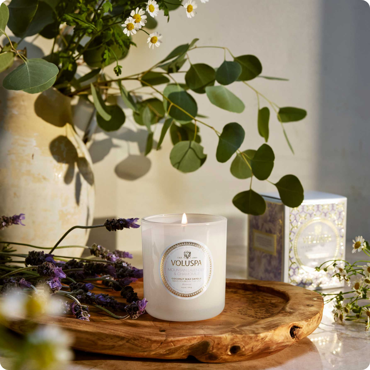 8109 vela em copo de vidro mountain lavender chamomile 60h voluspa ambiental 1